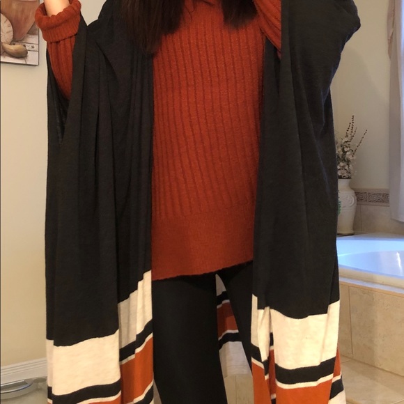 H&M cape Medium/Large - Picture 2 of 2